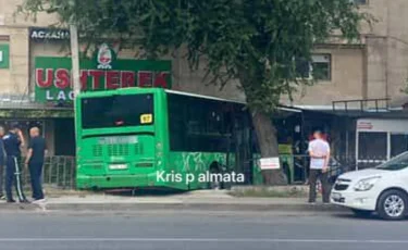 Алматыда жолаушылар автобусы ғимаратқа соғылды