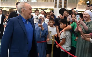 Назарбаевтың Астананың Бас мешітінде жүрген видеосы тарады