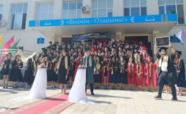 Ақтаулық түлектер салтанатты кештен бас тартып, аутизмі бар балаларға көмектесті