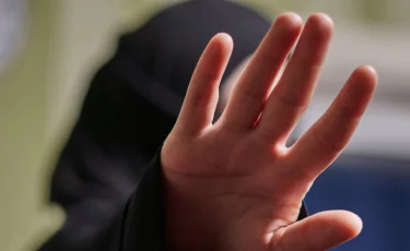 В Атырау мужчина жестоко избил девушку в никабе