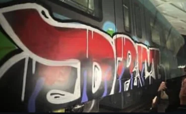 Астанада LRT вагондарының сыртына сурет салып кеткен