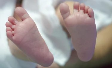 Дарили младенцев, как вещи: в Караганде осудили мать и медсестру по делу о продаже детей