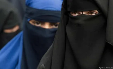 Қоғамдық орындарда бет-әлпетті бүркемелеуге ресми түрде тыйым салынды