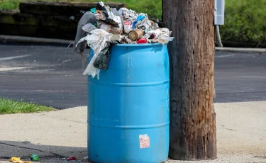 Трассы не помойка: казахстанцам грозят штрафы за мусор на дорогах