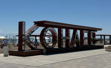 До 4 тысяч отдыхающих в день и камеры с ИИ: как поддерживается чистота на пляжах Конаева