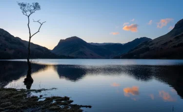 Голый мужчина приставал к девушкам на берегу озера в Кокшетау