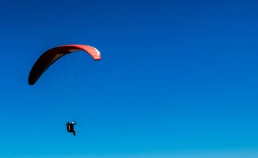 Курсант погиб при учебном прыжке с парашютом в Актобе