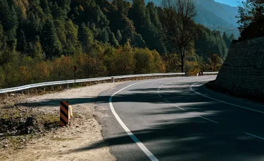 Автомобиль с людьми сорвался с серпантина в Баянауле