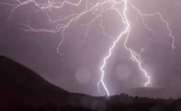 Үндістанда 33 адам найзағай түсіп қаза тапты