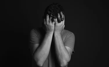 В Актау мужчина погиб, спрыгнув с крыши многоэтажки на глазах у спасателей