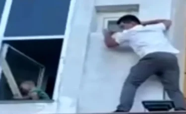 Астанада ер адам көпқабатты үйдің терезесінің жақтауында отырған баланы құтқарып қалды