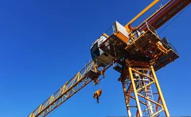 Строительный автокран упал на территории школы в Акмолинской области