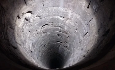 В Караганде двое коммунальщиков задохнулись в колодце