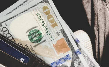 Доллар дорожает, а интерес к нему падает у казахстанцев