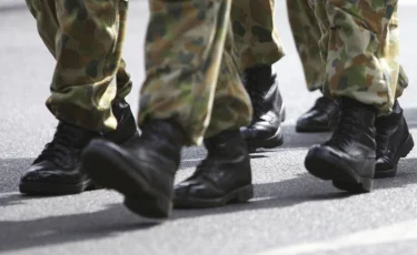 Скандал с военной экипировкой в Казахстане: армия получила бракованные берцы