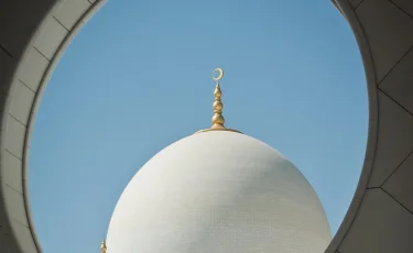 В Актобе мужчину арестовали за приставание к девушке в мечети