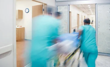 «Әйел екі баласымен терезден секіріп кетті»: Павлодарда жантүршігерлік оқиға болды