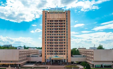 Трагедия в КазНУ: первокурсница выпала с 14 этажа здания ректората
