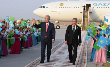 Тоқаев Түрікменстанға барды