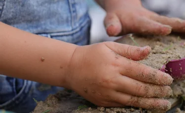 Малышку душили и били в детсаду Актау: воспитателей не оказалось рядом
