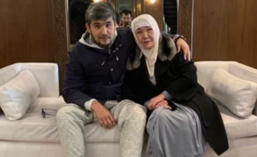 «Қаралы хабар жетті»: Дикий Арманның анасы қайтыс болды