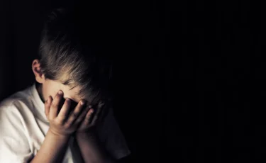 Казахстанца вернули из России для суда по делу о насилии над ребёнком