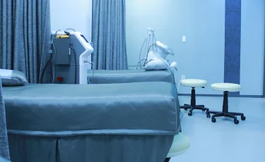 В Павлодаре выписали мальчика, которого мать сбросила с пятого этажа