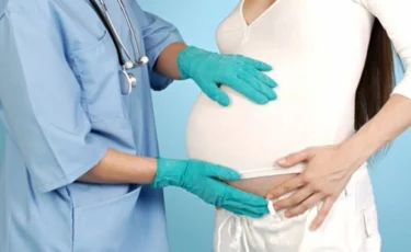 «Нәресте жатырда өлген»: Атбасарда акушер әйелдің ішін шынтағымен басқан