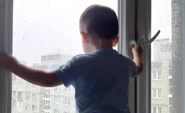 Павлодарда анасы терезеден лақтырған 7 жастағы баланы әкесі алып кетті