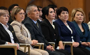 Токаев предложил законодательно защитить учителей от давления и произвола