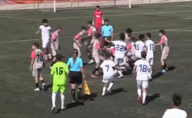 Массовая драка произошла на чемпионате Казахстана по футболу (ВИДЕО)