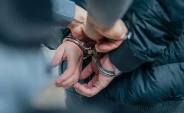 Хотел задавить людей грузовиком: опасного иностранного преступника задержали в Астане