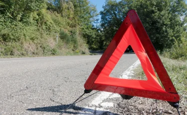 В Астане водитель сбил рабочих на мосту: один погиб, второй в больнице