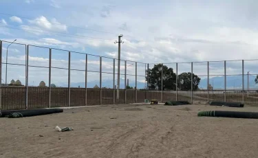 Маңғыстау облысында бейіт жанына ойын алаңы салынған