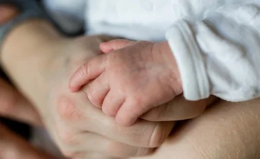 В Степногорске женщина и её младенец выпали из окна и погибли