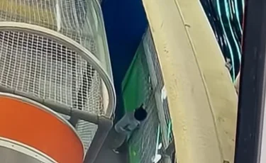 Игра обернулась кошмаром: в Актау на ребёнка рухнула часть аттракциона (ВИДЕО)