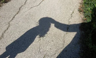 «Ұрлап әкетіп зорлаған»: Батыс Қазақстанда жоғалған 6 жастағы қыз ауыл шетінен табылды