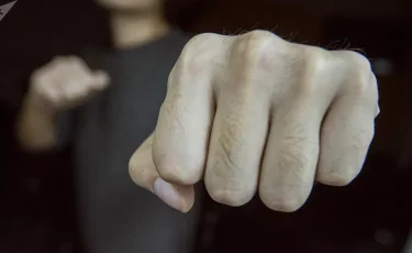 Әйелін дәрігерден қызғанып соққыға жыққан ер адам қамауға алынды