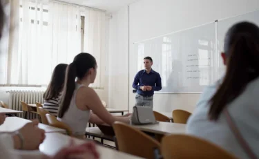 «Тыр жалаңаш жатқан»: Атырауда мектеп директорына қатысты дау туындады