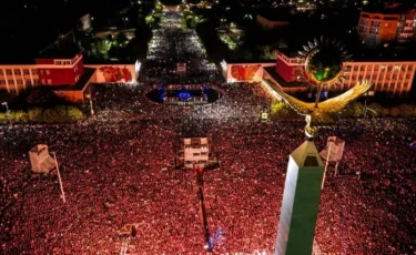 Қарағандыда Кеншілер күніне арналған концертті 120 мың адам тамашалап, рекорд тіркеді