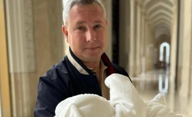 «Геннадийқызы Адель»: Сенат депутаты сәбиіне мешітте азан шақырып, ат қойған