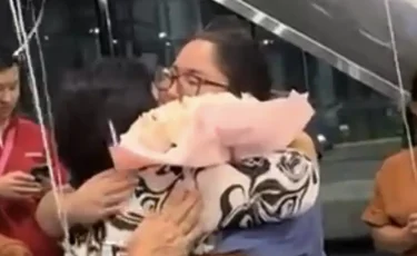 «Шетінеп кетті» делінген қазақ қызы 25 жылдан кейін ата-анасымен қауышты