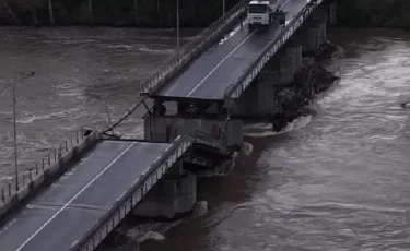 Мост обрушился в Усть-Каменогорске после ремонта за 600 млн тенге