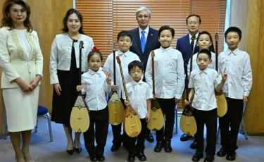 Тоқаевқа Қытай оқушылары домбырамен попурри орындап берді (ВИДЕО)