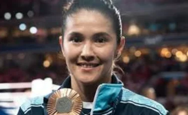 «Үйде отырып сынайсыңдар»: Назым Қызайбай күтпеген мәлімдеме жасады