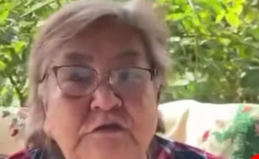 «Ақ орамал тағып, үйге қонып жүрген қыз»: Талғарда адам өлтірген жігіттің анасы жанайқайын айтты (ВИДЕО)