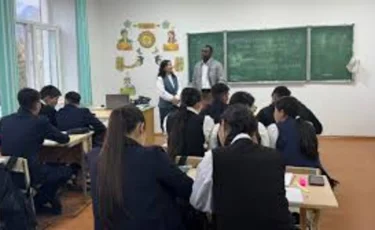 Қатон-Қарағайда африкалық ұстаз ауыл оқушыларына ағылшын тілінен сабақ бере бастады
