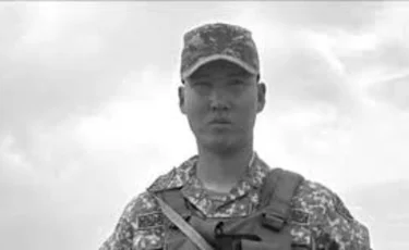 «Асылып өлгеніне сенбейміз»: марқұм сарбаздың туыстары Тоқаевқа үндеу жасады