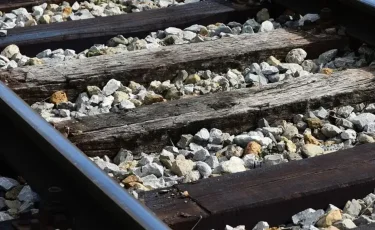 Три человека погибли под поездом в Карагандинской области