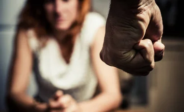 «Қылқындырып, басынан ұрған»: Ақтөбеде қала әкіміне әйелді ұрып-соқты деген айып тағылды